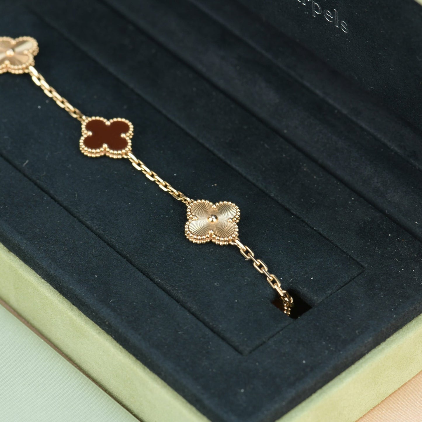 [Lora-Jewelry]BRACELET EN OR AVEC 5 MOTIFS DE TRÈFLE ET CORNALINE 
