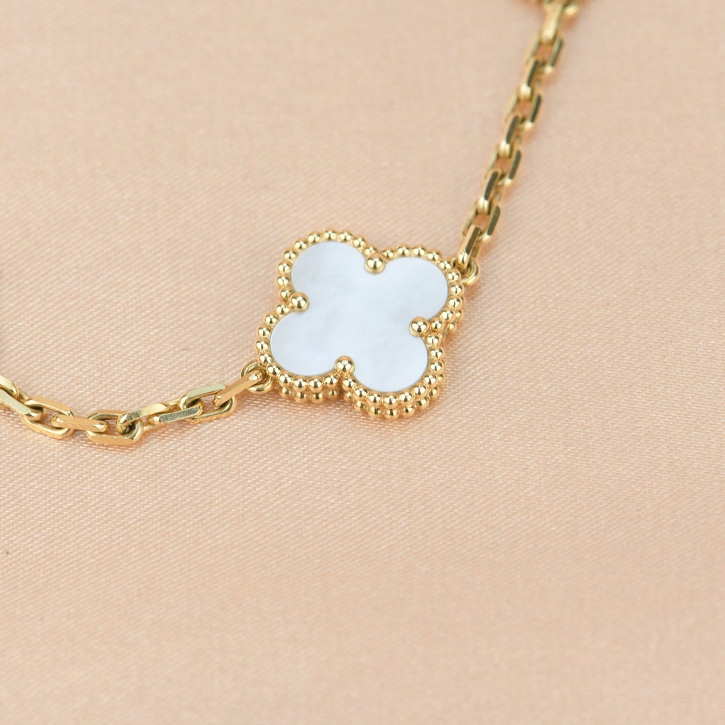 [Lora-Jewelry]BRACELET EN NACRE BLANCHE À 5 MOTIFS TRÈFLE 