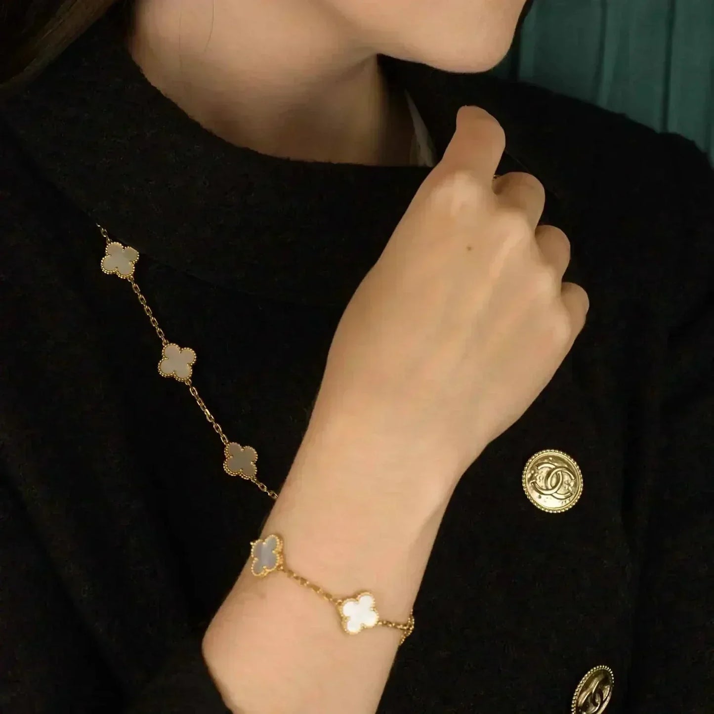 [Lora-Jewelry]BRACELET EN NACRE BLANCHE À 5 MOTIFS TRÈFLE 