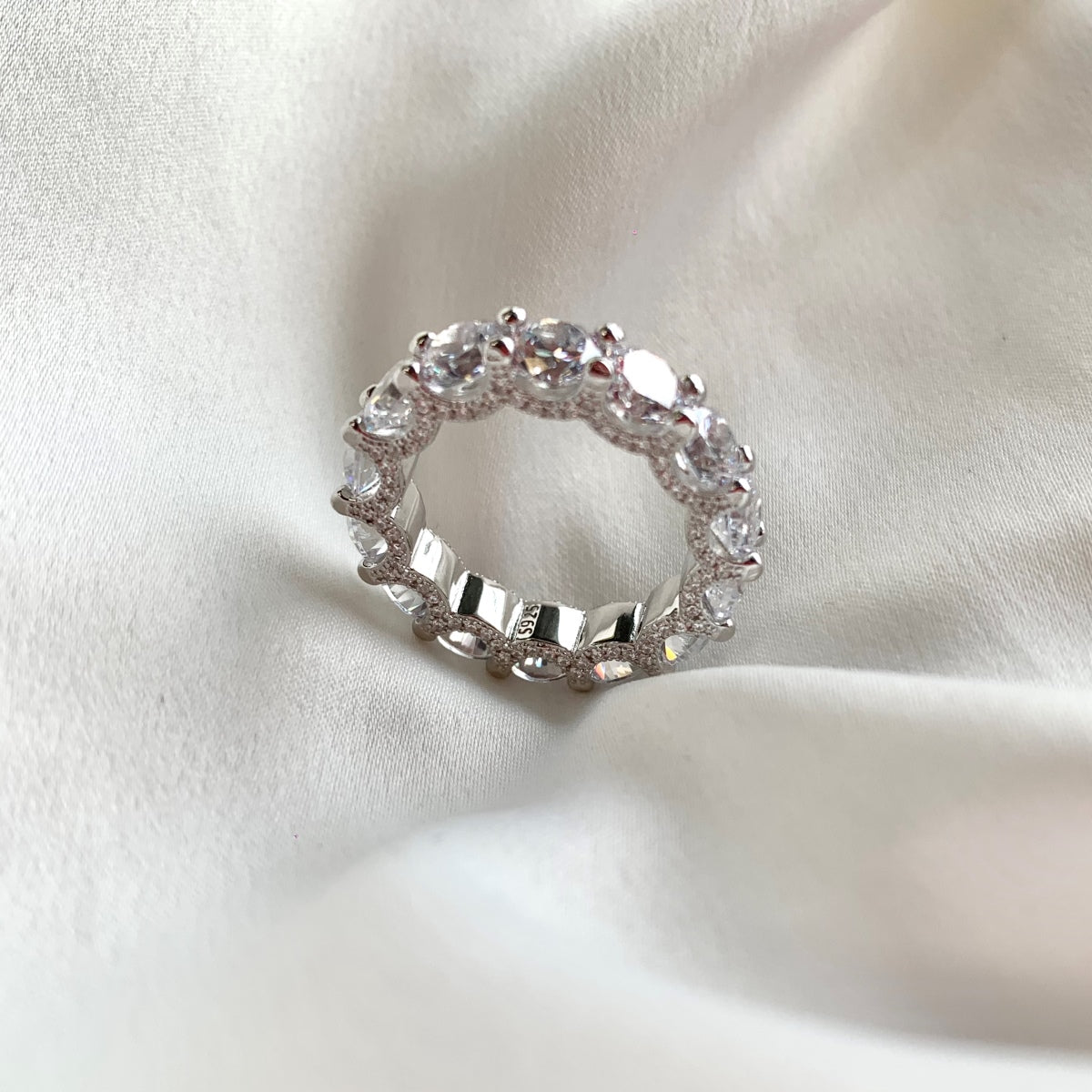 [Lora-Jewelry]ゴージャスなラウンドカットのテニスリング