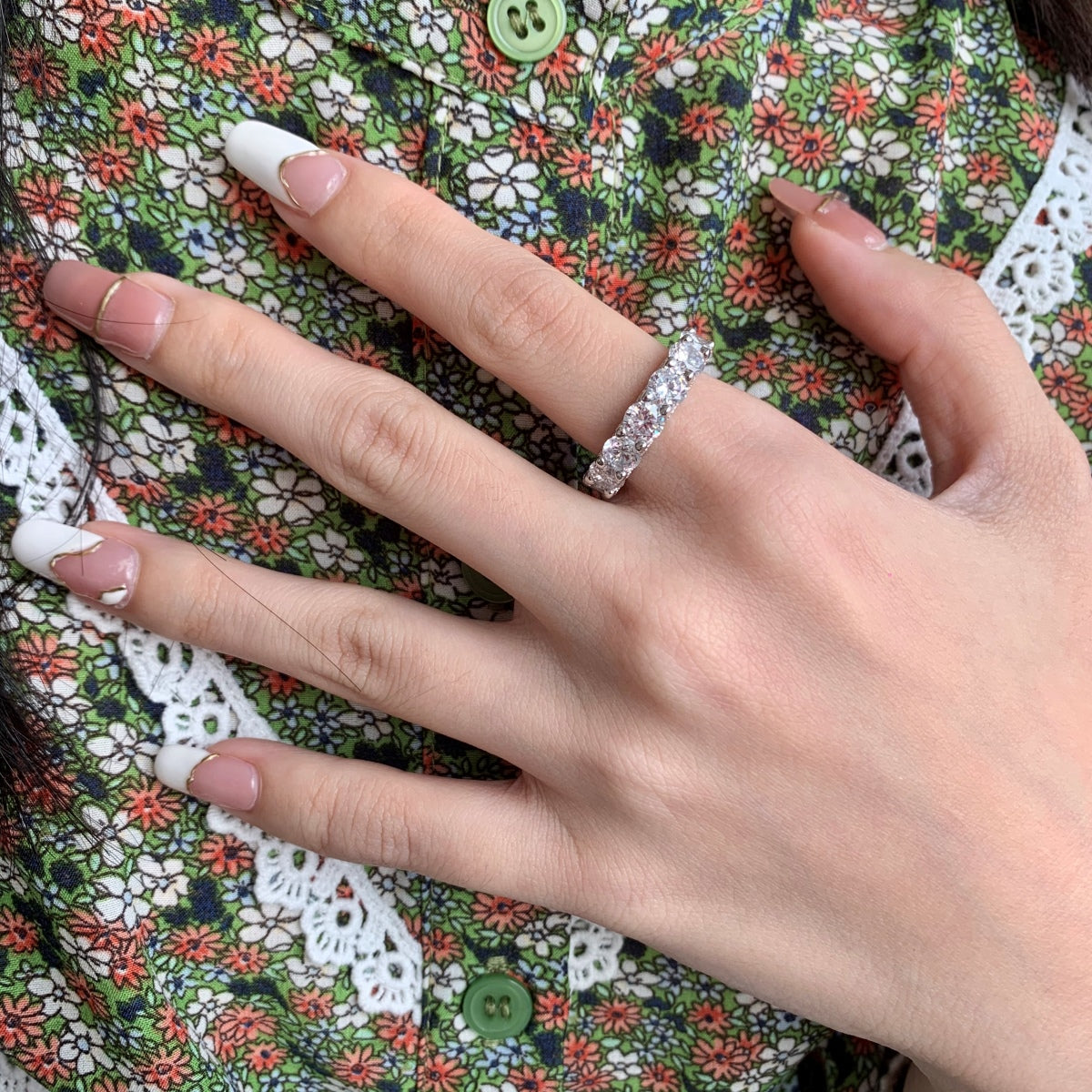 [Lora-Jewelry]ゴージャスなラウンドカットのテニスリング
