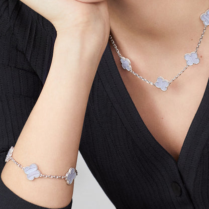 [Lora-Jewelry] COLLIER EN CALCÉDOINE BLEUE À 10 MOTIFS DE TRÈFLE