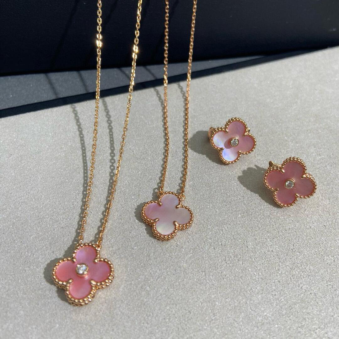 [Lora-Jewelry] COLLIER À FLEUR UNIQUE EN NACRE ROSE 15 MM CLOVER