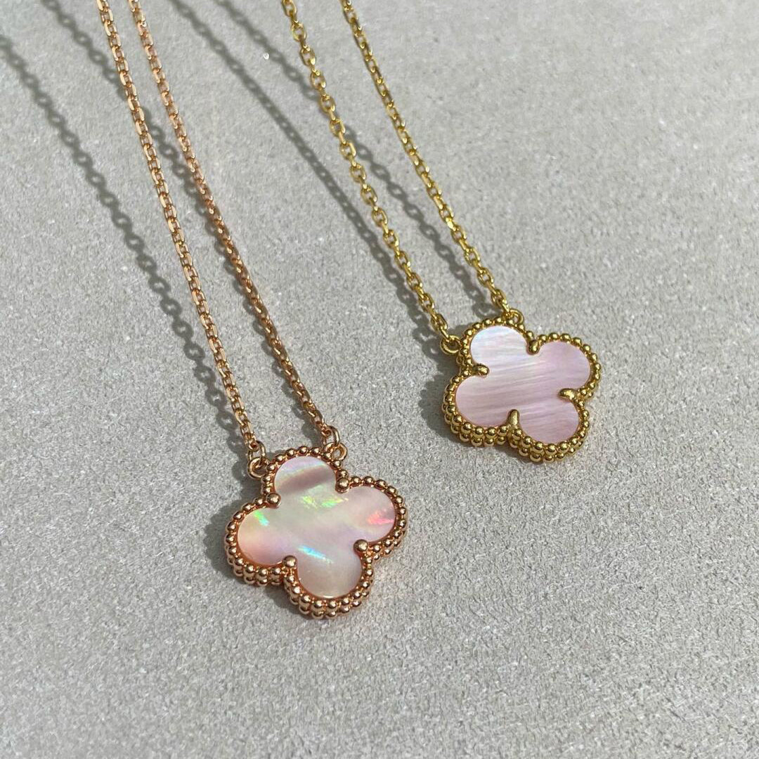 [Lora-Jewelry] COLLIER À FLEUR UNIQUE EN NACRE ROSE 15 MM CLOVER