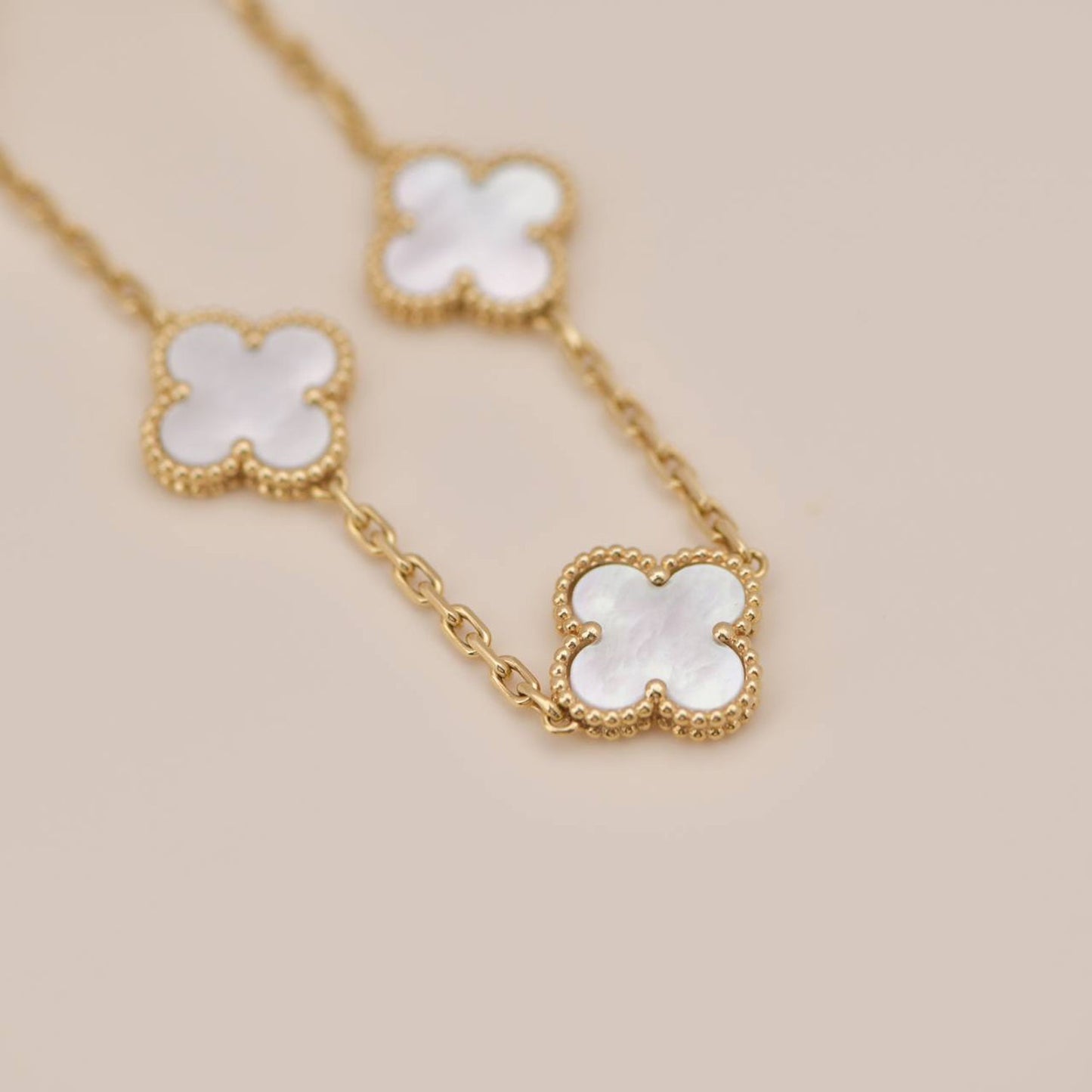 [Lora-Jewelry]BRACELET EN NACRE BLANCHE À 5 MOTIFS TRÈFLE 