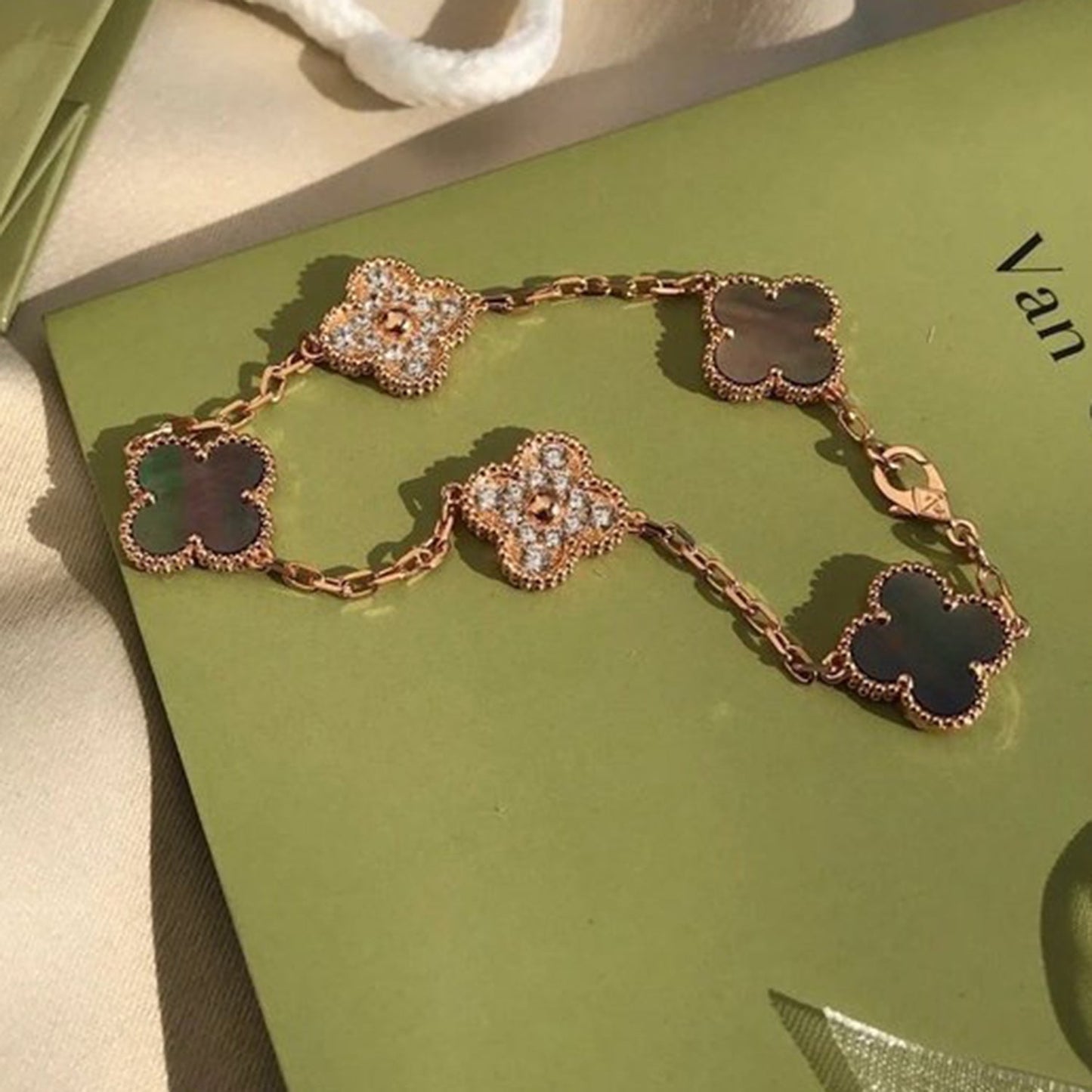 [Lora-Jewelry]CLOVER 5 MOTIF GRAY MOP DIAMOND BRACELET